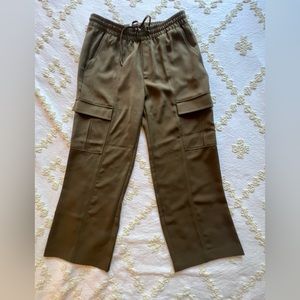 BR Sport Women’s Wide-leg Cargo Pant. Size Medium. Petite 29”inseam.Poly Spandex